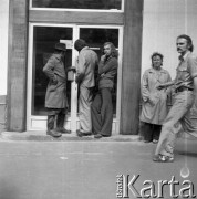 Lata 70., Nowy Targ, Polska.
Osoby przed wejściem do budynku.
Fot. Irena Jarosińska, zbiory Ośrodka KARTA