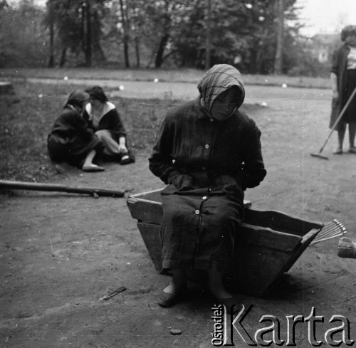 1959, Otwock Wielki, Polska.
Dziewczęta z zakładu poprawczego na wyspie Rokola.
Fot. Irena Jarosińska, zbiory Ośrodka KARTA