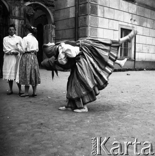 1959, Otwock Wielki, Polska.
Dziewczęta z zakładu poprawczego na wyspie Rokola.
Fot. Irena Jarosińska, zbiory Ośrodka KARTA