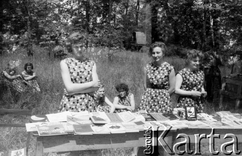 1959, Otwock Wielki, Polska.
Dziewczęta z zakładu poprawczego na wyspie Rokola.
Fot. Irena Jarosińska, zbiory Ośrodka KARTA