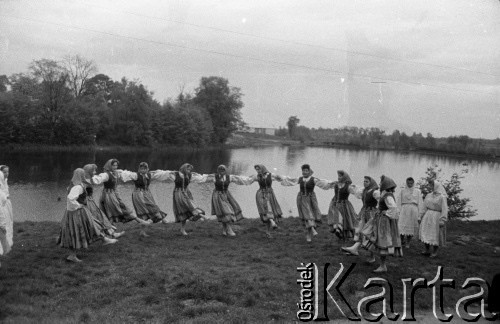 1959, Otwock Wielki, Polska.
Dziewczęta z zakładu poprawczego na wyspie Rokola.
Fot. Irena Jarosińska, zbiory Ośrodka KARTA