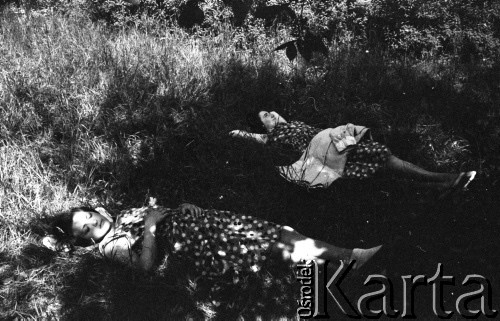 1959, Otwock Wielki, Polska.
Dziewczęta z zakładu poprawczego na wyspie Rokola.
Fot. Irena Jarosińska, zbiory Ośrodka KARTA