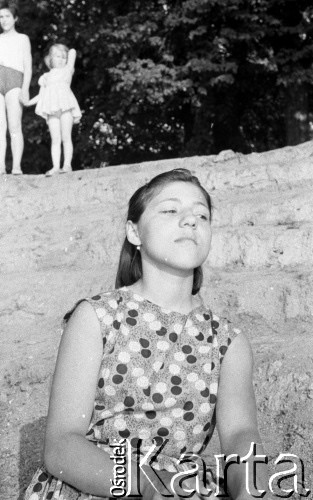 1959, Otwock Wielki, Polska.
Dziewczyna z zakładu poprawczego na wyspie Rokola.
Fot. Irena Jarosińska, zbiory Ośrodka KARTA