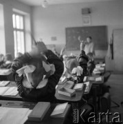 1962, Wrocław, Polska.
Lekcja w szkole.
Fot. Irena Jarosińska, zbiory Ośrodka KARTA