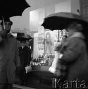 Lata 70., Wrocław, Polska.
Ludzie z parasolami.
Fot. Irena Jarosińska, zbiory Ośrodka KARTA