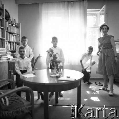 Lata 60., Wrocław, Polska.
Bracia Majewscy (Jacek, Kazimierz, Wojciech i Maciej) - czworaczki.
Fot. Irena Jarosińska, zbiory Ośrodka KARTA