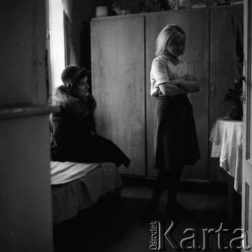 Lata 60., Polska.
Kurator społeczny i dziewczyna.
Fot. Irena Jarosińska, zbiory Ośrodka KARTA