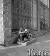 lata 50-te, Warszawa, Polska
Robotnik czyta gazetę.
Fot. Irena Jarosińska, zbiory Ośrodka KARTA