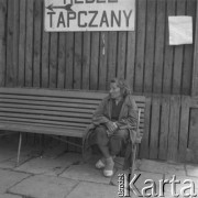 lata 50-te, Warszawa, Polska
Kobieta na ławce, nad nia napis 