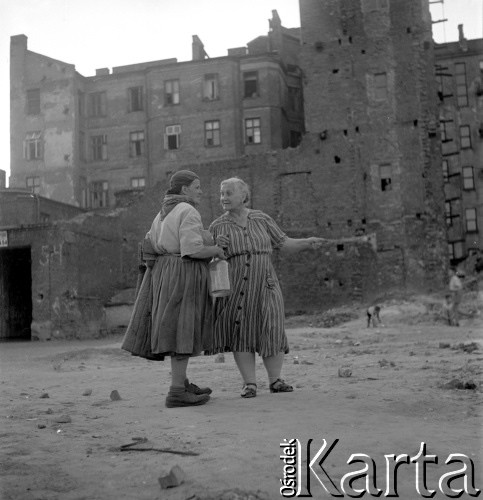 1954-1955, Warszawa, Polska
Rozmowa wśród ruin miasta
Fot. Irena Jarosińska, zbiory Ośrodka KARTA
