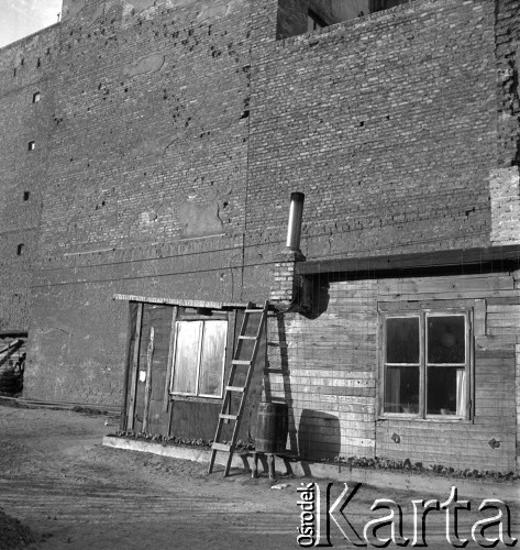1954-1955, Warszawa, Polska
Drewniana szopa przy kamienicy.
Fot. Irena Jarosińska, zbiory Ośrodka KARTA