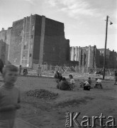 1954-1955, Warszawa, Polska
Rodzice z dziećmi, w głębi zniszczona zabudowa miasta.
Fot. Irena Jarosińska, zbiory Ośrodka KARTA