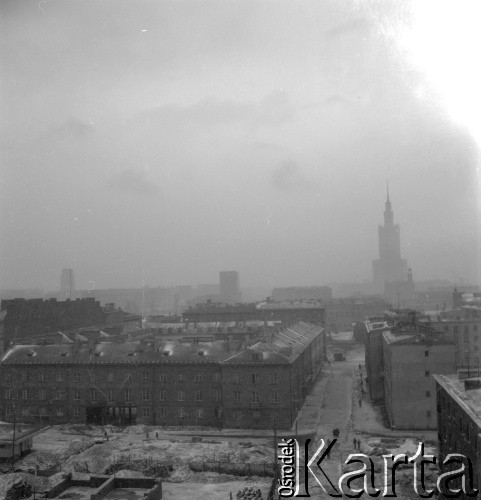 1954-1955, Warszawa, Polska
Panorama miasta z okna pracowni Ireny Jarosińskiej w Alei Świerczewskiego 95/99. Po lewej widać budynek przy Orlej 4, w głębi Kościół Wszystkich Świętych przy Placu Grzybowskim i Pałac Kultury i Nauki.
Fot. Irena Jarosińska, zbiory Ośrodka KARTA