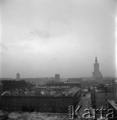 1954-1955, Warszawa, Polska
Panorama miasta z okna pracowni Ireny Jarosińskiej w Alei Świerczewskiego 95/99. Po lewej widać budynek przy Orlej 4, w głębi Kościół Wszystkich Świętych przy Placu Grzybowskim i Pałac Kultury i Nauki.
Fot. Irena Jarosińska, zbiory Ośrodka KARTA