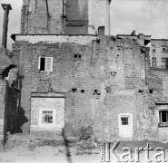 lata 50-te, Warszawa, Polska
Zniszczona kamienica
Fot. Irena Jarosińska, zbiory Ośrodka KARTA