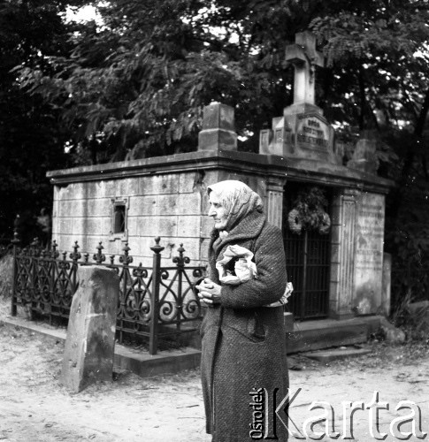 Lata 50. lub 60., Warszawa, Polska.
Cmentarz Bródnowski.
Fot. Irena Jarosińska, zbiory Ośrodka KARTA