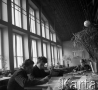Lata 50. lub 60., Polska.
Młodzież.
Fot. Irena Jarosińska, zbiory Ośrodka KARTA