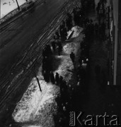 lata 50-te, Warszawa, Polska
Widok z okna na przystanek autobusowy.
Fot. Irena Jarosińska, zbiory Ośrodka KARTA