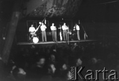 Sierpień 1956, Sopot, Polska
I Ogólnopolski Festiwal Muzyki Jazzowej. Zespół na scenie.
Fot. Irena Jarosińska, zbiory Ośrodka KARTA