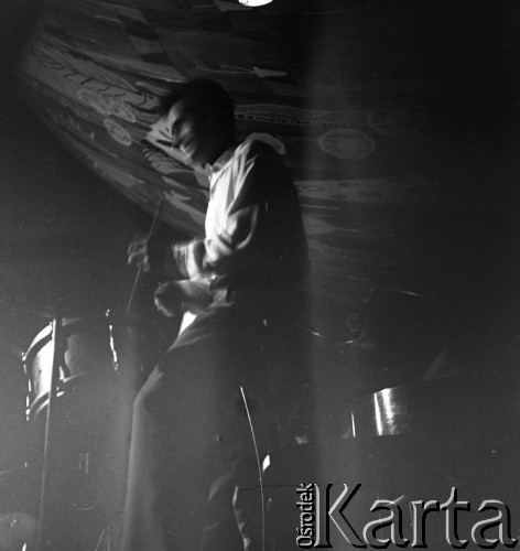 Sierpień 1956, Sopot, Polska
I Ogólnopolski Festiwal Muzyki Jazzowej. Perkusista na scenie.
Fot. Irena Jarosińska, zbiory Ośrodka KARTA