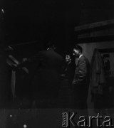 Sierpień 1956, Sopot, Polska
I Ogólnopolski Festiwal Muzyki Jazzowej. Leopold Tyrmand (stoi tyłem) za kulisami.
Fot. Irena Jarosińska, zbiory Ośrodka KARTA