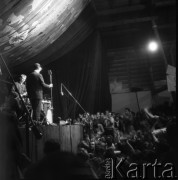 Sierpień 1956, Sopot, Polska
I Ogólnopolski Festiwal Muzyki Jazzowej. Przy mikrofonie Leopold Tyrmand
Fot. Irena Jarosińska, zbiory Ośrodka KARTA