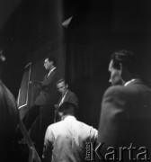 Sierpień 1956, Sopot, Polska
I Ogólnopolski Festiwal Muzyki Jazzowej. Na schodach Leopold Tyrmand (1. z lewej).
Fot. Irena Jarosińska, zbiory Ośrodka KARTA