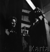 Sierpień 1956, Sopot, Polska
I Ogólnopolski Festiwal Muzyki Jazzowej. Leopold Tyrmand w rozmowie z kobietą.
Fot. Irena Jarosińska, zbiory Ośrodka KARTA