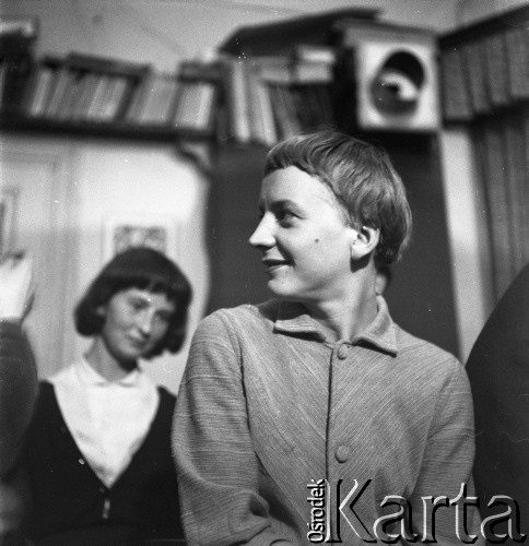 1954-1958, Warszawa, Polska.
Teatr na Tarczyńskiej (ul. Tarczyńska 11). Na zdjęciu publiczność podczas spektaklu.
Fot. Irena Jarosińska, zbiory Ośrodka Karta.
