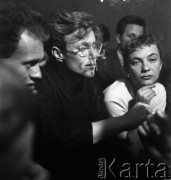 1954-1958, Warszawa, Polska.
Teatr na Tarczyńskiej (ul. Tarczyńska 11). Na zdjęciu Krzysztof Komeda, po jego prawej prawej stronie Zofia von Tittenbrun (od 1959 r. żona K.Komedy).
Fot. Irena Jarosińska, zbiory Ośrodka Karta.
