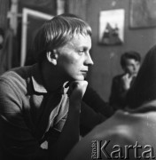 1954-1958, Warszawa, Polska.
Teatr na Tarczyńskiej (ul. Tarczyńska 11). Kobieta podczas spektaklu.
Fot. Irena Jarosińska, zbiory Ośrodka Karta.