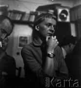 1954-1958, Warszawa, Polska.
Teatr na Tarczyńskiej (ul. Tarczyńska 11). Kobieta podczas spektaklu.
Fot. Irena Jarosińska, zbiory Ośrodka Karta.