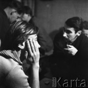 1954-1958, Warszawa, Polska.
Teatr na Tarczyńskiej (ul. Tarczyńska 11). Na zdjęciu publiczność podczas spektaklu.
Fot. Irena Jarosińska, zbiory Ośrodka Karta.
