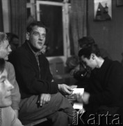1954-1958, Warszawa, Polska.
Teatr na Tarczyńskiej (ul. Tarczyńska 11). Na zdjęciu publiczność podczas spektaklu.
Fot. Irena Jarosińska, zbiory Ośrodka Karta.