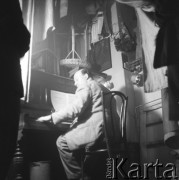 1954-1958, Warszawa, Polska.
Teatr na Tarczyńskiej (ul. Tarczyńska 11). Na zdjęciu Stanis3aw Prószynski  graj1cy na pianinie (kompozytor, pedagog i publicysta muzyczny).
Fot. Irena Jarosińska, zbiory Ośrodka Karta.
