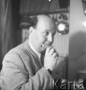 1954-1958, Warszawa, Polska.
Teatr na Tarczyńskiej (ul. Tarczyńska 11). Stanisław Prószynski gra na flecie (kompozytor, pedagog i publicysta muzyczny).
Fot. Irena Jarosińska, zbiory Ośrodka Karta.
