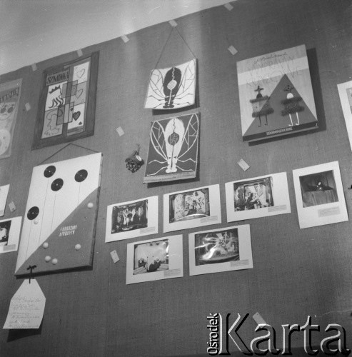 1954-1958, Warszawa, Polska.
Teatr na Tarczyńskiej (ul. Tarczyńska 11). Wystawa plakatów i fotosów ze spektakli teatru.
Fot. Irena Jarosińska, zbiory Ośrodka Karta.