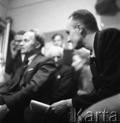 1954-1958, Warszawa, Polska.
Teatr na Tarczyńskiej (ul. Tarczyńska 11).Wśród publiczności Julian Przyboś (1. od lewej).  Po prawej siedzi Lech Emfazy Stefański. 
Fot. Irena Jarosińska, zbiory Ośrodka Karta.