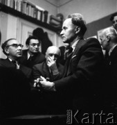 1954-1958, Warszawa, Polska.
Teatr na Tarczyńskiej (ul. Tarczyńska 11).Wśród publiczności Julian Przyboś (1. od prawej), w głębi Henryk Stażewski (zasłania twarz dłonią) oraz  Artur Sandauer (1. z lewej).
Fot. Irena Jarosińska, zbiory Ośrodka Karta.