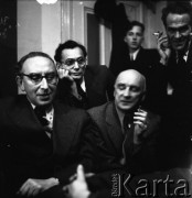 1954-1958, Warszawa, Polska.
Teatr na Tarczyńskiej (ul. Tarczyńska 11).Wśród publiczności Henryk Stażewski (z papierosem) oraz  Artur Sandauer (1. z lewej), za nimi stoi Ludwik Herling (1.od prawej).
Fot. Irena Jarosińska, zbiory Ośrodka Karta.