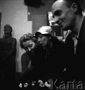 1954-1958, Warszawa, Polska.
Teatr na Tarczyńskiej (ul. Tarczyńska 11). Po prawej siedzi Lech Emfazy Stefański. 
Fot. Irena Jarosińska, zbiory Ośrodka Karta.