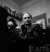 1954-1958, Warszawa, Polska.
Teatr na Tarczyńskiej (ul. Tarczyńska 11).Wśród publiczności Julian Przyboś (1. od prawej), w głębi Henryk Stażewski oraz  Artur Sandauer (1. z lewej).
Fot. Irena Jarosińska, zbiory Ośrodka Karta.