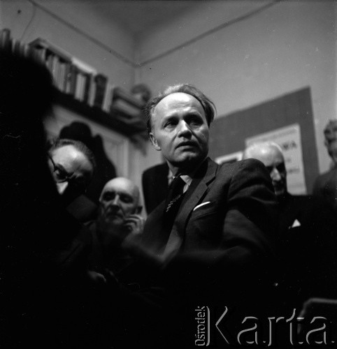 1954-1958, Warszawa, Polska.
Teatr na Tarczyńskiej (ul. Tarczyńska 11).Wśród publiczności Julian Przyboś (1. od prawej), w głębi Henryk Stażewski oraz  Artur Sandauer (1. z lewej).
Fot. Irena Jarosińska, zbiory Ośrodka Karta.