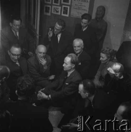 1954-1958, Warszawa, Polska.
Teatr na Tarczyńskiej (ul. Tarczyńska 11).Wśród publiczności Julian Przyboś (z rękami założonymi na kolano),  Henryk Stażewski (z papierosem) oraz  Artur Sandauer (siedzi 1. z lewej)).
Fot. Irena Jarosińska, zbiory Ośrodka Karta.
