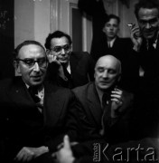 1954-1958, Warszawa, Polska.
Teatr na Tarczyńskiej (ulica Tarczyńska 11). Z lewej Artur Sandauer, Henryk Stażewski (z zamkniętymi oczami) i Ludwik Hering (z papierosem).
Fot. Irena Jarosińska, zbiory Ośrodka KARTA