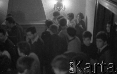 1962, Warszawa, Polska
Spotkanie Klubu Poszukiwaczy Sprzeczności w Staromiejskim Domu Kultury przy ul. Krzywe Koło. 
Fot. Irena Jarosińska, zbiory Ośrodka KARTA