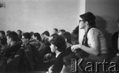 1962, Warszawa, Polska
Spotkanie Klubu Poszukiwaczy Sprzeczności w Staromiejskim Domu Kultury przy ul. Krzywe Koło. 
Fot. Irena Jarosińska, zbiory Ośrodka KARTA