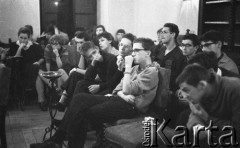 1962, Warszawa, Polska
Spotkanie Klubu Poszukiwaczy Sprzeczności w Staromiejskim Domu Kultury przy ul. Krzywe Koło. Wśród uczestników spotkania od lewej Majka Elczewska, Halina Zachariasz, w pierwszym rzędzie od prawej siedzą Seweryn Blumsztajn (1. z prawej), Jan Tomasz Gross (2. z prawej), Klaudiusz Weiss (3. z prawej), Adam Michnik (4. od prawej), Lusia Holtzman (5. z prawej).  W drugim rzędzie od prawej Włodzimierz Kofman, Józef Blass, Brandwein.
Fot. Irena Jarosińska, zbiory Ośrodka KARTA