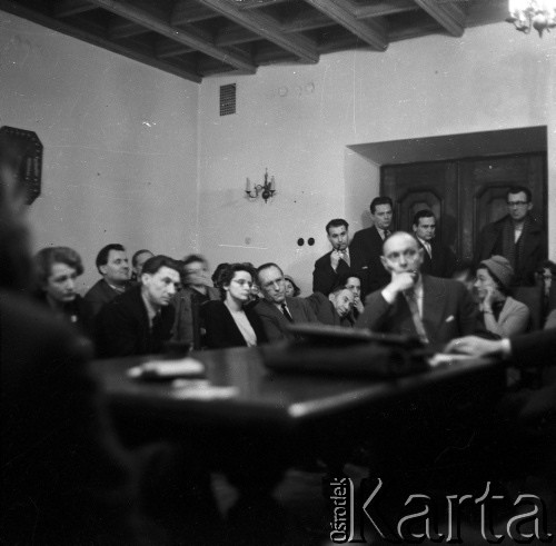 22.01.1959, Warszawa, Polska
Spotkanie Klubu Krzywego Koła w Staromiejskim Domu Kultury. Tematem dyskusji była polityka kulturalna po XII Plenum PZPR. Wśród uczestników Adam Schaff (podpiera głowę ręką), w głębi przy drzwiach Jan Olszewski
Fot. Irena Jarosińska, zbiory Ośrodka KARTA