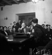 22.01.1959, Warszawa, Polska
Spotkanie Klubu Krzywego Koła w Staromiejskim Domu Kultury. Tematem dyskusji była polityka kulturalna po XII Plenum PZPR. Wśród uczestników Adam Schaff (podpiera głowę ręką) i Mieczysław Sroka (przy A. Schaffie, po prawej), w głębi przy drzwiach Jan Olszewski
Fot. Irena Jarosińska, zbiory Ośrodka KARTA